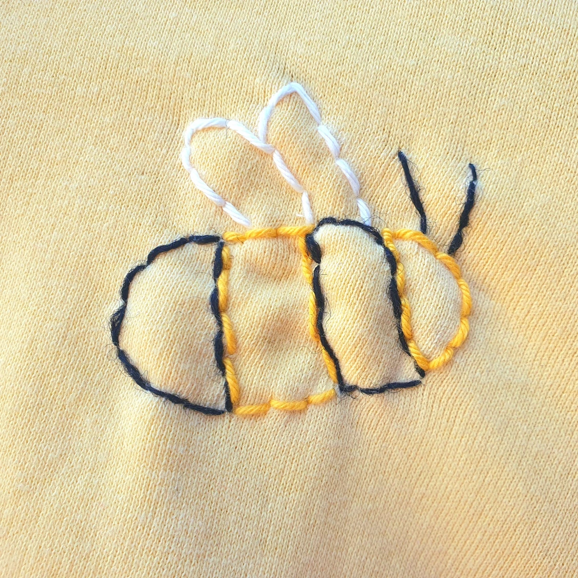 Ljusgul hoodie med handbroderad humla - 1