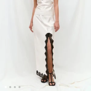 Satin kjol  - Satin kjol med svart spets, så otrolig snygg och elegant. Jag har använt kjolen en gång men de var inte min stil. Passar verkligen nu till sommaren till ett par ballerina skor! 
