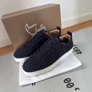 Louboutins  - Säljer nu dessa sprillans nya louboutinsen. De är i strl 43. Du får med allt som visas på bilderna dvs skor, dustbag, box osv. Mer loubs finns i min profil. Bara att skriva ett DM vid intresse!