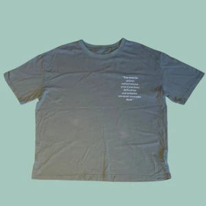 T-shirt med citattryck - Snygg t-shirt med vitt citattryck både fram och bak. 