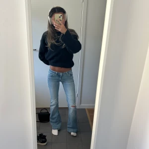 Nelly jeans  - Säljer de populära Nelly jeansen i storlek 32, använda max 5 gånger så fint skick!🥰 De är dock uppsydda sammanlagt 6cm, men tyget finns kvar så de är bara o sprätta upp. Jag är 172cm för preferens