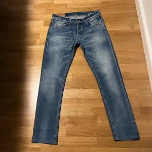 Blåa Dondups George - Säljer nu ett par nya Dondups i modellen george. De är den nyare modellen som är i bomull och kostar 3299 Nya! Hör av dig vid funderingar.