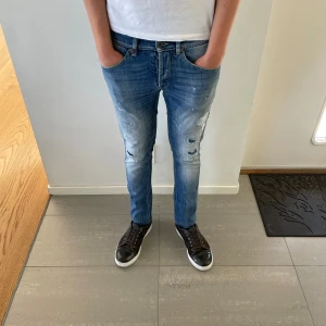 Dondup George jeans  - Säljer nu dessa Dondup George jeans med snygga slitningar som är populär design, skriv för fler bilder/frågor🙌🏼