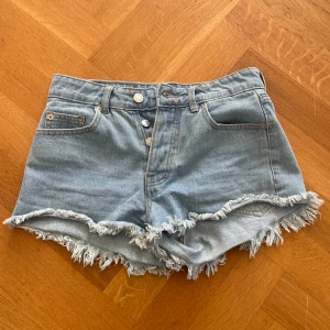 Jeansshorts  - Ett par jättesnygga jeansshorts ifrån Pull&Bear, aldrig använda, inga defekter och säljer då dom är för små🩵