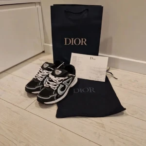 Dior b30 - Dior b30 använda 1 gång perfekt för sommaren 