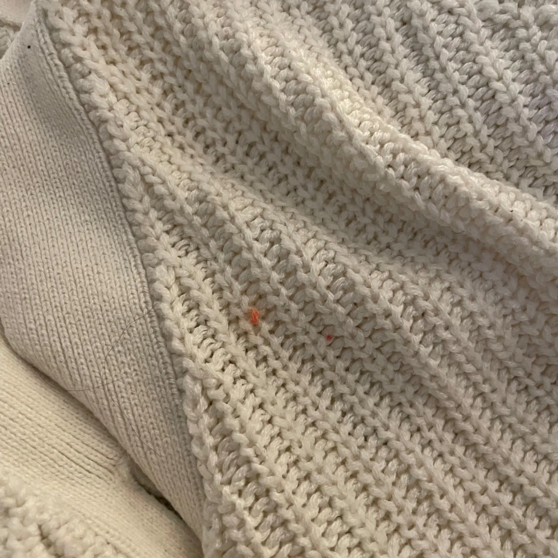 Vit stickad kofta med knappar - 1