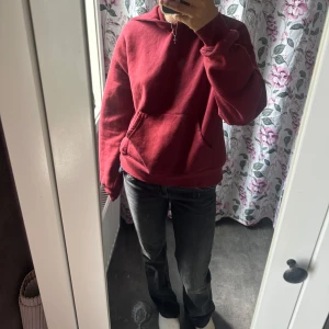 Svarta bootcut jeans med låg midja/ jeansy - Säljer ett par svarta bootcut jeans med låg midja och snygg tvättad look. Jeansen har klassiska fem fickor, knapp- och dragkedjestängning samt coola detaljer på bakfickorna. Perfekta för dig som gillar en avslappnad men trendig stil.