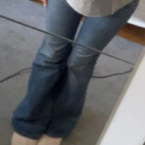 lågmidjade bootcut jeans  - super snygga lågmidjade jeans som tyvärr inte kommer till andvändning. snygga detaljer på bakfickorna. jag är 167 som preferens. gylfen är lite trasig men går lätt att fixa och inget man tänker på med jeans på sig. 