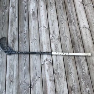 Salming innebandy klubba - Använd ett fåtal gånger. 105 cm hög. Ny pris 599kr. Mitt pris 299kr