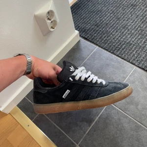 Adidas Gazelle - Svarta Adidas Gazelle sneakers i mocka.