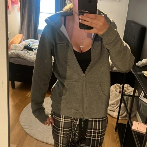 Grå zip-hoodie från Peak Performance - säljer min mysiga grå hoodie från Peak Performance med dragkedja hela vägen, huva och två fickor framtill, Perfekt för chill dagar eller när de är lite kyligt ute. Helt ny köpt för ungefär 4 veckor sedan, köpt för 800 storlek M men sitter som S och M, sitter perfekt och jättebra längd i ärmarna och nertill. Några fläckar men syns inte så mycket, fläckar på armen