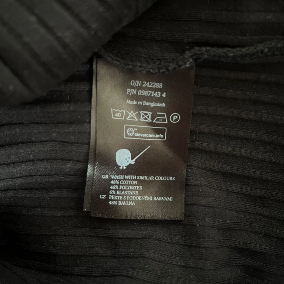 Svart ribbad pikétröja från Monki - 1