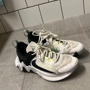 Giannis basketskor  - Ett par riktigt fina basketskor från Nike designade av Giannis Antetokounmpo, skicket på sulan är riktigt bra med allt grepp kvar funkar som nytt. Skriv om du har några funderingar eller frågor. 