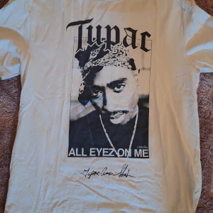 T-shirt med Tupac-tryck.  - Säljer två coola t-shirts med Tupac-tryck perfekt nu till sommaren för en lugn eller Street stil. Den vita är använd ett par gånger och är i perfekt skick. Dom båda är storlek S men passar M. Den svarta är helt ny och aldrig använd. 200kr för ena men köper du båda får du dom för 350kr. Skriv gärna om du har funderingar.
