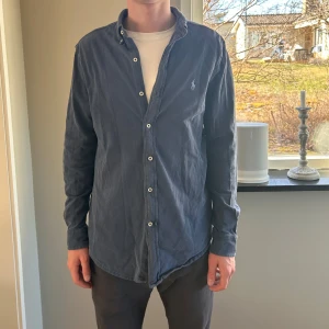 Ralph Lauren Skjorta  - Ralph lauren Skjorta | Skick: 9,5/10 | Size M | Märke Ralph lauren | Modell ca 180 | Fraktar via postnord eller instabox på köparens bekostnad | Hör av dig vid minsta fråga eller fundering // NPs