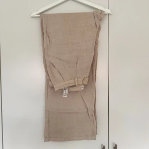 Beigea linnebyxor från Zara - Superfina linnebyxor från Zara i 100% linnen material. Byxorna är högmidjade och i storlek S, sitter bra i längden på mig som är 175 cm. Byxorna är i nyskick, använda fåtal gånger, nypris 599kr 🤍