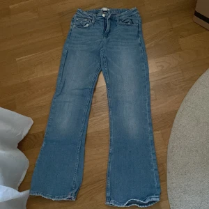 Bootcut jeans Gina tricot - Säljer ett par blå jeans från Gina Tricot i storlek 158. Bra skick om något lite slitna längst ner men inget man märker.