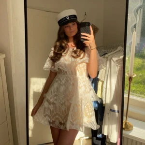 Studentklänning - Säljer min underbara studentklänning från pretty little thing. Den går att ha som off shoulder men oxå uppe på axlarna som den hänger på galgen på bild 2💘 Väldigt bra skick förutom den lilla fläcken, se bild 4 & 5.