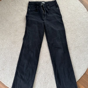 Svarta jeans från Madlady - Snygga svarta jeans från Madlady i storlek 38. Byxorna har en klassisk design med dragkedja och knapp framtill. 🖤