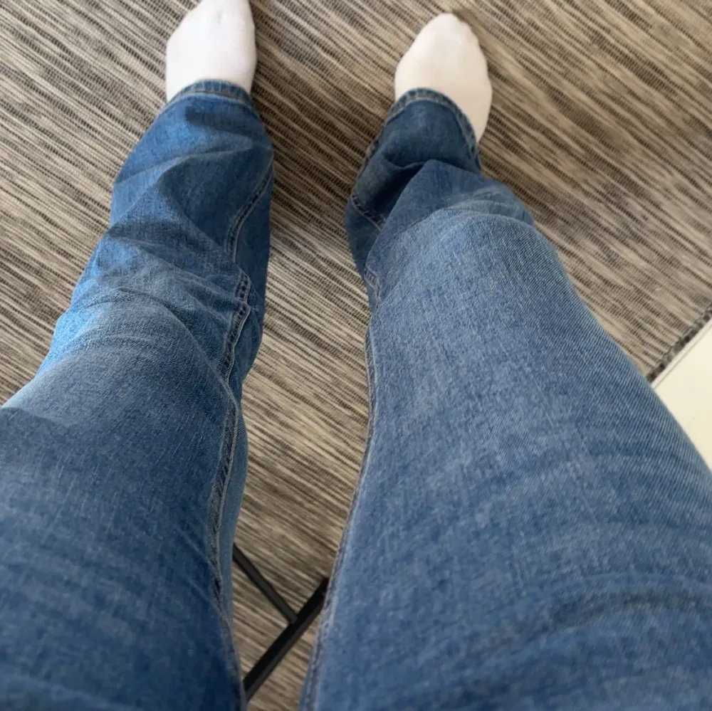Blå bootcut/flare jeans från gina i storlek 34. Använda några gånger. Liten defekt längst ner på byxan, syns på bild 3 . Farkut & Housut.