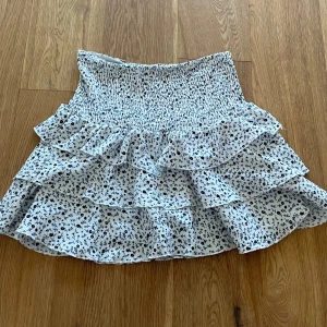 Blommig volangkjol - Söt kjol från Zara med insydda shorts. Perfekt inför sommaren!!💗