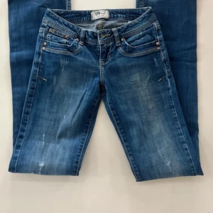 Blå bootcut jeans från LIB - Snygga blå bootcut jeans från LTB som är låg midja. I bra skick och skön att ha på sig. 