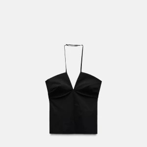 Svart halterneck topp - Snygg svart halterneck topp med smala axelband och djup urringning. Perfekt för en stilren och elegant look. 