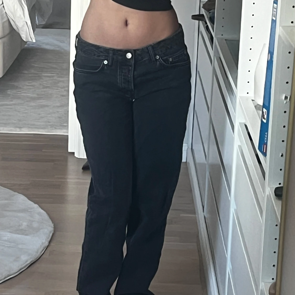 Svarta low waist jeans - 1