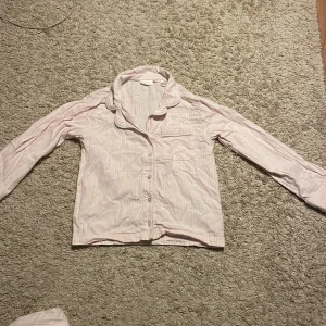 Rosa randig pyjamas tröja i från gina tricot  - Säljer en söt rosa randig pyjamas tröja från Gina Tricot. 
