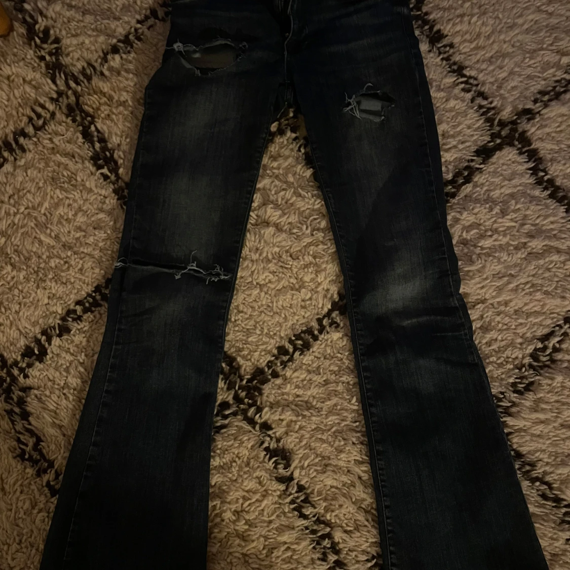Mörkblå jeans med slitningar - 2
