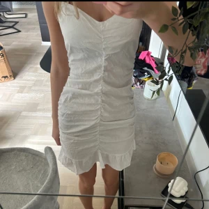 Jättefin vit klänning  - Så fin vit klänning ifårn zara❤️ med lite volanger!! 