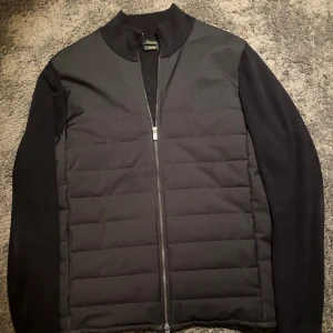 Massimo dutti Cardigan  - En snygg cardigan från Massimo dutti i bra skick. Storleken är XL men sitter som L. Modellen är 190 cm och väger 80 kg. Tveka inte på att höra av dig vid frågor :)