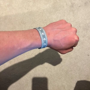 Blått armband med stjärnor - Snyggt blått armband med vita stjärnor och justerbar knytning. Liknar det sjukt snygga dior armbandet. Vid minsta fråga eller fundering hör av er🤝