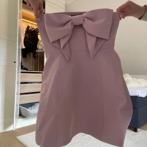 Klänning med rosett  - Galet snygg klänning med stor rosett i ryggen. Kan tyvärr inte visa då den är lite för liten på mig. Den har en dragkedja i sidan som man drar upp. Perfekt till sommaren❤️