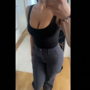 Grå cargopants - Snygga grå cargopants med flera fickor och en bekväm passform. Perfekta för en avslappnad stil. Byxorna har en modern design och är lätta att matcha med olika toppar😍