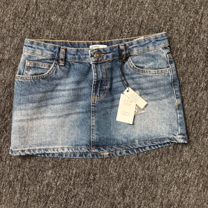 Blå jeanskjol från Subdued - Snygg blå jeanskjol från Subdued i storlek S. Den är helt ny!! Aldrig använd. Nypris: 520kr +frakt.🥰 39cm tvärs över midjan och ca 28cm lång där fram och 31cm lång där bak❤️‍🔥