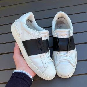 Valentino open - Säljer dessa riktigt snygga opens perfekta till sommaren! Självklart äkta! Helt nya skosnören sitter på! Size 40 fits 41. Skick 8,5/10! Hör av dig vid frågor eller funderingar 🤩