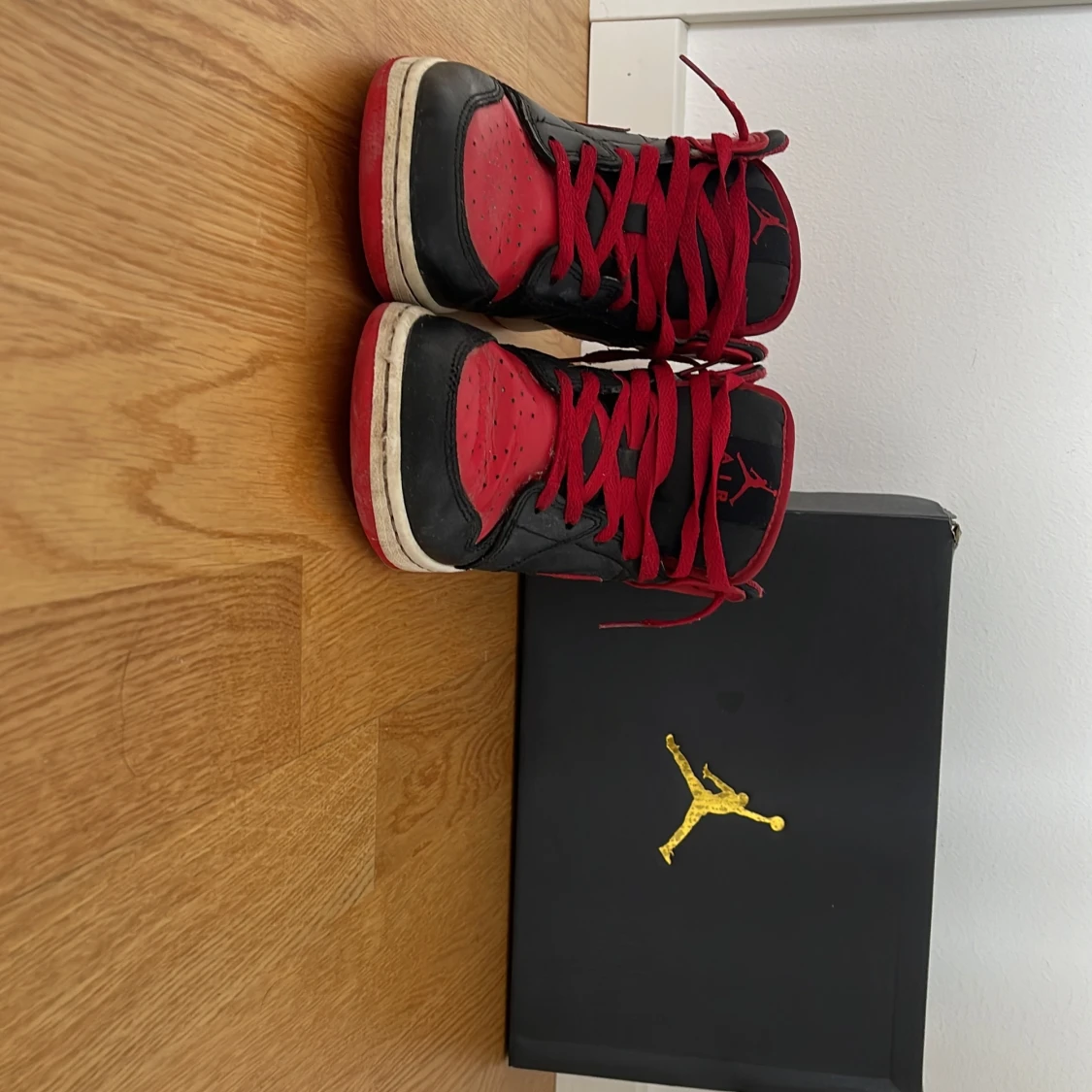 Nike Air Jordans i rött och svart