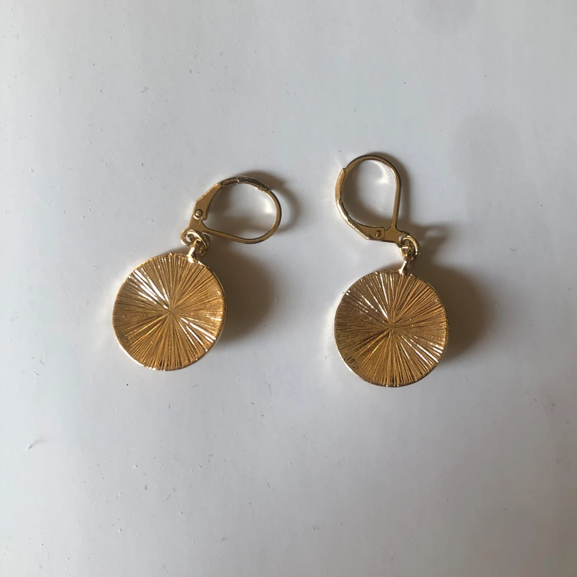 Guldörhängen med solmönster - 1