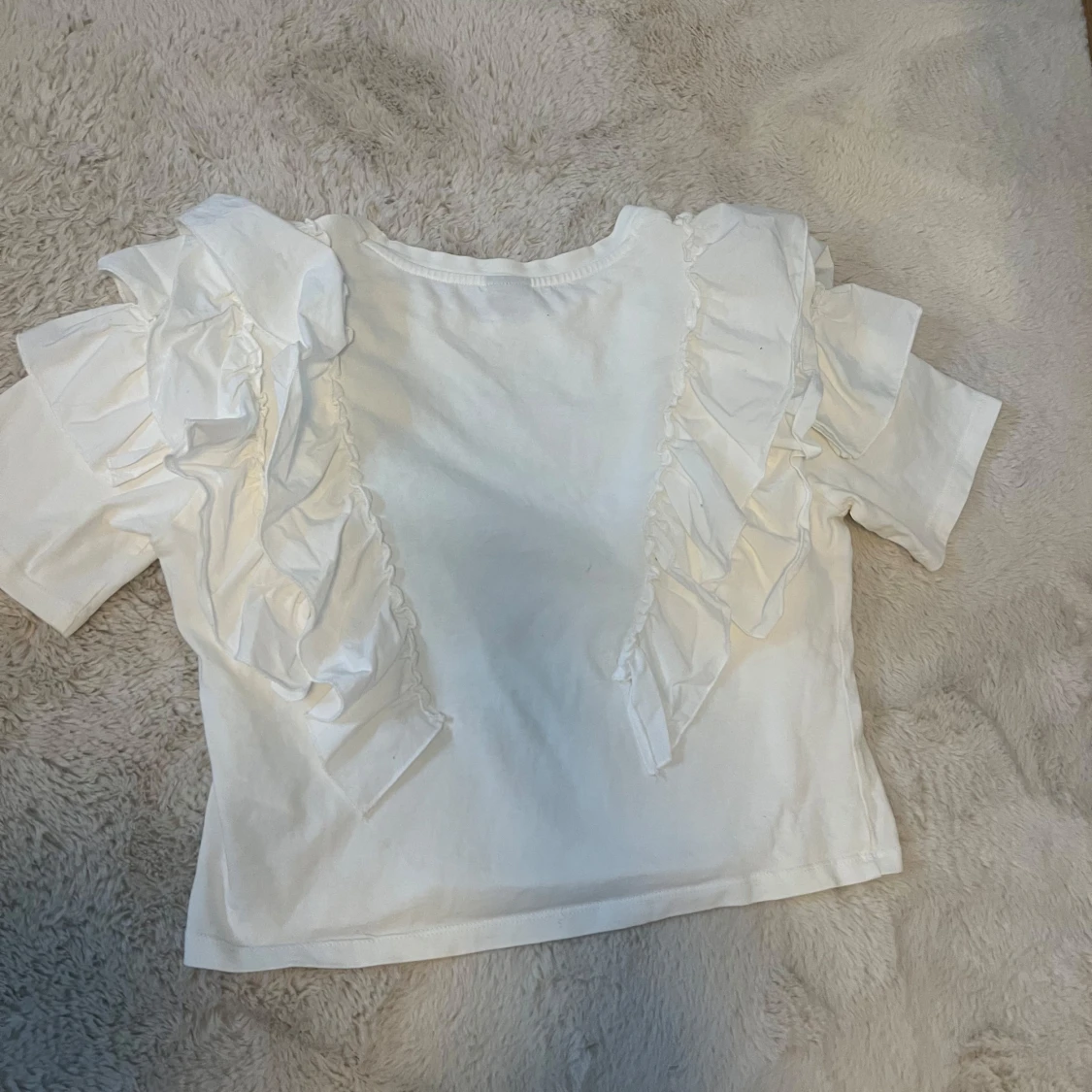 Vit topp med volangdetaljer från Gina Tricot - 1