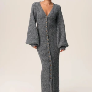 Montana dress grey Adoore  - Säljer denna jättefina stickade klänning från Adoore i modellen Montana färgen Grey Melange. Säljes då den ej passar mig i storlek. Endast testad. I strl 40. Nypris: 1695kr. Frakt står för säljare! 