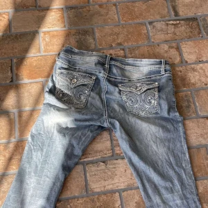 Apt.9  | Blå  | Storlek: 10 - Hejsan! Säljer nu dessa Apt.9 jeans i färgen ljusblå. Jeansen är i mycket gott skick och inga synliga skavanker finns med.  | Vid frågor kring jeansen är det bara att hör av er, PRISET ÄR EJ HUGGET I STEN //TKTL_Resell