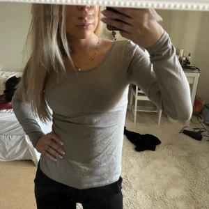 Gråaktig topp Arket - Gråaktig tröja från Arket, storlek M. Aldrig använd, endast testad. Prislappen är kvar. Nypris 350kr❤️‍🔥
