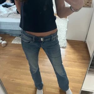 Blå jeans med bootcut - Snygga blå jeans med bootcut och låg midja från Gina i strl 152 ”tall”, säljer då jag inte använder de längre!!🙌🏻🤗