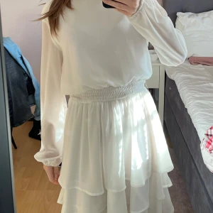 Vit klänning - Säljer denna superfina klänningen från Sisters point som inte kommer till användning. Har bara används en gång 😍