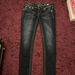 Miss me jeans - Snygga mörkblå jeans från Miss Me med dekorativa sömmar och glittriga detaljer på bakfickorna ✨🪩. Jeansen är lågmidjade i storlek 27 och har en skinny passform. Tyvärr passar de inte mig och säljer därför i hopp om att de passar någon annan bättre💕🫶🏻