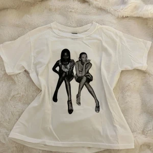 Kate moss & Naomi Campbell tee - T-shirt med tryck från ”in print we trust”, använd 2-3 gånger 