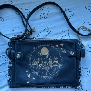 harry potter väska / bag - harry potter shoulder bag that comes with three pockets that you can detach and wear all at a time or just one at a time :) if you have any questions, feel free to ask