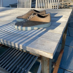 Bruna sneakers från Lanvin - Snygga bruna sneakers från Lanvin i färgen beige. De är tillverkade i mocka och har en ljus sula som kontrasterar fint mot det bruna. Skick 7,5/10 storlek 42 dustbag ingår. Skriv privat för fler bilder och vid minsta fundering.