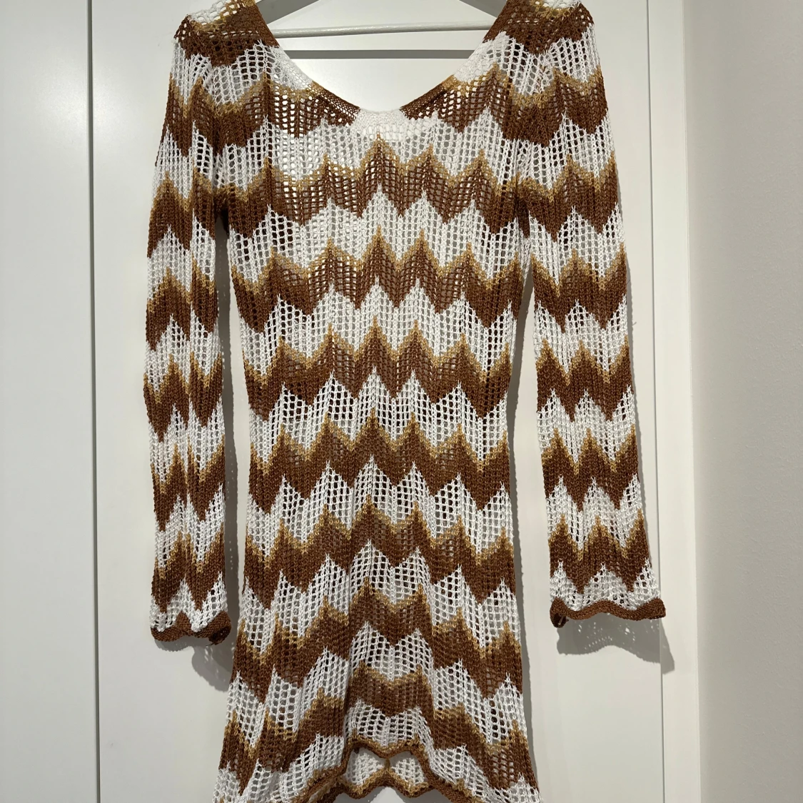 Brun och vit stickad klänning